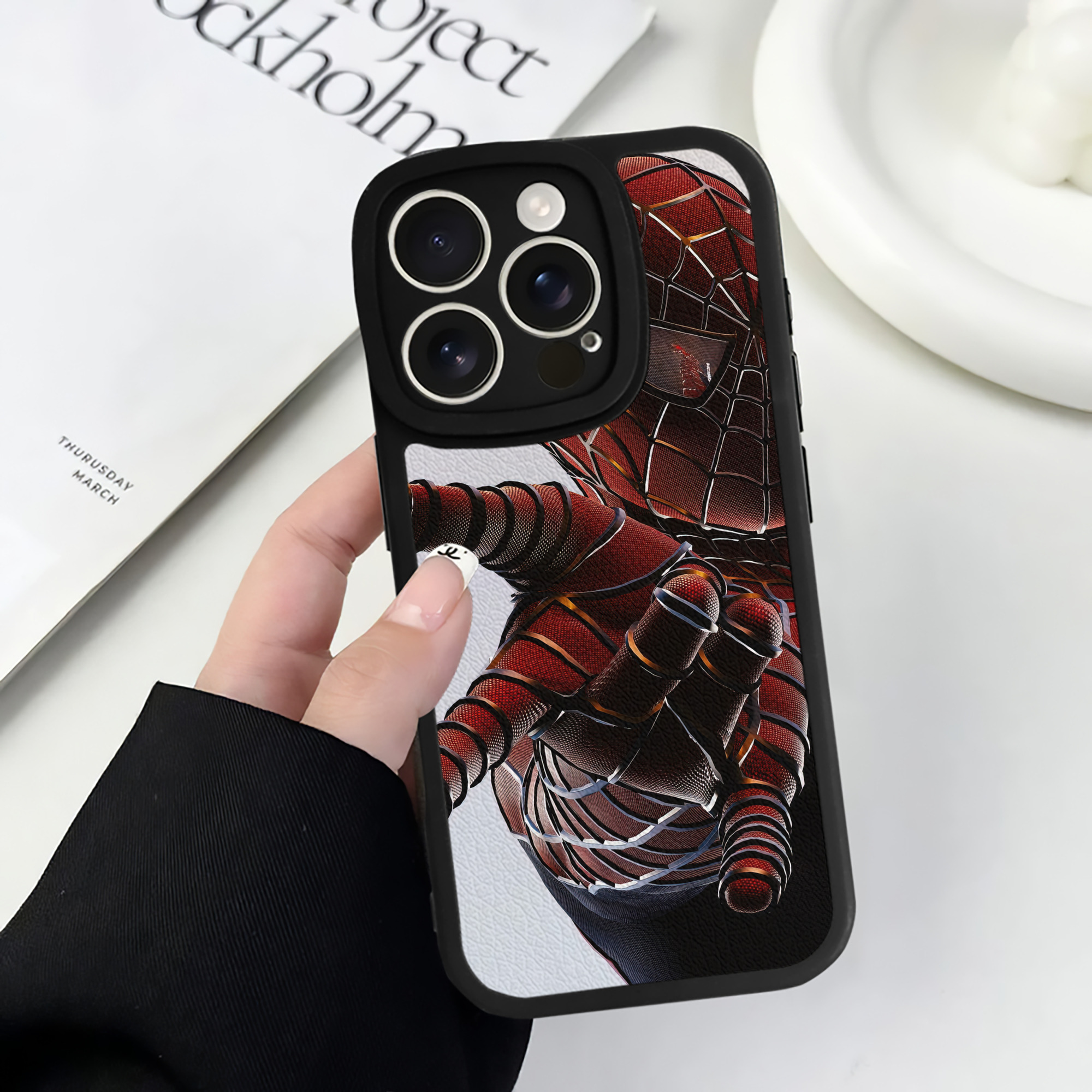 Spider Man スパイダーマン 【iPhone 16シリーズ対応】シリコンスマホケース（レザー調） 材質：シリコン